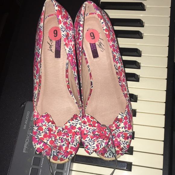 size 9 Lord & Taylor Liberty Art Fabrics wedge - Picture 2 of 6